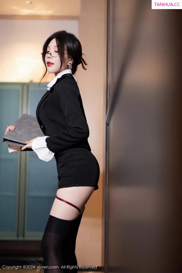 陈芝 芝芝Booty [XiuRen]高清写真图 2024.04.23 No.8440 徐莉芝Booty 黑丝美腿第3张图片